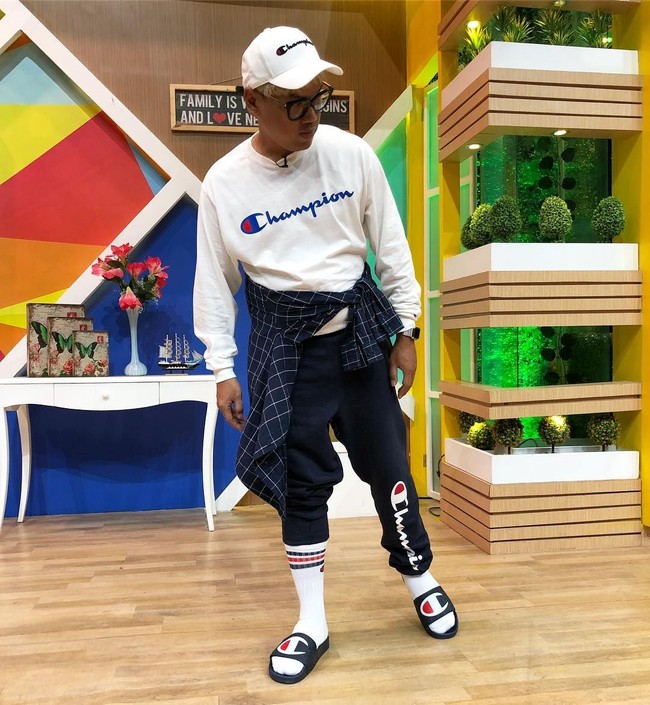 Merek streetwear lainnya yang menjadi favorit Uya Kuya adalah Champion. Tampak mantan personel trio Tofu itu tampil head-to-toe dengan Champion. (Foto: Instagram/Uya Kuya)