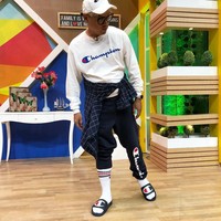 Merek streetwear lainnya yang menjadi favorit Uya Kuya adalah Champion. Tampak mantan personel trio Tofu itu tampil head-to-toe dengan Champion. (Foto: Instagram/Uya Kuya)