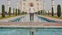 Demonbreun di Taj Mahal, India. Dia bisa keliling dunia karena dia disponsori oleh hotel-hotel kecil dan restoran yang dia kunjungi di setiap negara. Dia menargetkan menyelesaikan perjalanan ke 195 negara di bulan September. (trekwithtaylor/Instagram)