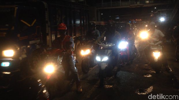 Tampak kepadatan lalu lintas di Jalan MT Haryono di sekitar lokasi pipa gas bocor