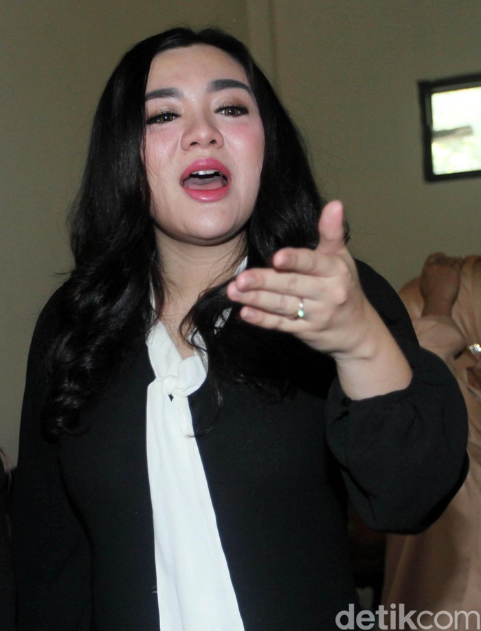 Pernah dituding pakai veener, Vicky Shu menampik dan mengatakan bahwa gigi kelincinya sudah ia miliki sejak kecil dan mengunggah foto klarifikasi di Instagram. Foto berikut adalah foto saya dari kecil yang memang bentuk giginya sudah besar dua di depan seperti kelinci. Dan foto di sebelahnya adalah foto tahun 2015 dan gigi saya juga sudah begitu haha, belanya. Foto: Lamhot Aritonang Pernah dituding pakai veener, Vicky Shu menampik dan mengatakan bahwa gigi kelincinya sudah ia miliki sejak kecil dan mengunggah foto klarifikasi di Instagram. Foto berikut adalah foto saya dari kecil yang memang bentuk giginya sudah besar dua di depan seperti kelinci. Dan foto di sebelahnya adalah foto tahun 2015 dan gigi saya juga sudah begitu haha, belanya. Foto: Lamhot Aritonang