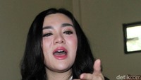 Sebelum masuk ruang sidang, Vicky mengaku hanya menjadi jemaah umrah.