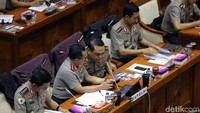 Dari Polri, pejabat yang hadir di antaranya Kapolri Jenderal Tito Karnavian, Wakapolri Komjen Syafruddin, Kabareskrim Komjen Ari Dono Sukmanto, dan Asops Kapolri Irjen M Iriawan. Komisi III dalam rapat dipimpin oleh Ketua Kahar Muzakir.