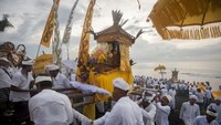 Dalam upacara ini, masyarakat dibentuk berkelompok ke sumber-sumber air seperti danau dan laut. Foto: ANTARA FOTO/Nyoman Budhiana