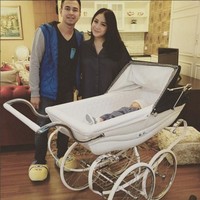 Selalu memakai barang branded dalam kesehariannya, tidak mengherankan jika Nagita Slavina dan Raffi Ahmad memilih stroller terbaik untuk putra pertama mereka, Rafathar. Stroller yang dipakai Rafathar saat bayi ini miirp dengan yang digunakan oleh Putri Charlotte. Stroller putri Kate Middleton dan Pangeran William itu buatan dari Prams with Pizzas, brand yang khusus membuat ulang stroller kuno. Harga satu stroller ini bisa mencapai Rp 30 jutaan. Wow! Foto: Dok. Mothercare