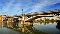 Jembatan Triana, berada di Sungai Guadalquivir. Triana sendiri merupakan salah satu distrik di Sevilla yang rasa tradisionalnya masih kental banget (Thinkstock)