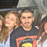 Foto keluarga di momen Idul Adha pada September 2017. Pasangan ini dinilai sangat serasi. Selain memiliki wajah yang sama-sama mempesona dan stylish, keduanya pun dikabarkan sama-sama muslim. Foto: dok. Instagram