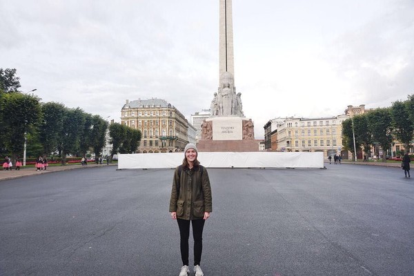 Ini merupakan potret Demonbreun saat berada di depan Freedom Monument, salah satu landmark terkenal di Latvia. (trekwithtaylor/Instagram) Ini merupakan potret Demonbreun saat berada di depan Freedom Monument, salah satu landmark terkenal di Latvia. (trekwithtaylor/Instagram)