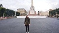 Ini merupakan potret Demonbreun saat berada di depan Freedom Monument, salah satu landmark terkenal di Latvia. (trekwithtaylor/Instagram)