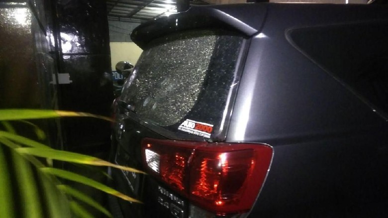 Polisi Amankan Terduga Penembak Mobil Pejabat Pemkot Surabaya Polisi Amankan Terduga Penembak Mobil Pejabat Pemkot Surabaya