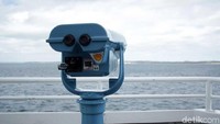 Binocular atau teropong yang berada di sisi luar kapal. Cukup membayar AUD 2 atau sekitar Rp 21 ribu, traveler bisa memakainya untuk beberapa menit (Randy/detikTravel)