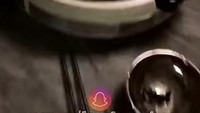 Masih di Instagram, Gigi menunjukkan aksi Zayn saat membuatkannya BBQ Korea. Baby makin the best Korean BBQ Ive eva had, tulis Gigi. Foto: Youtube Famous Celebrities Snaps