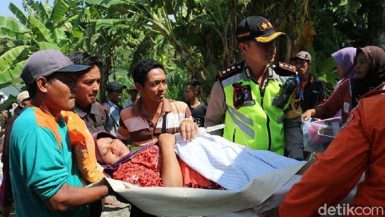 Dramatis! Ibu yang Akan Lahiran di Tengah Banjir Ini Diangkut Perahu Dramatis! Ibu yang Akan Lahiran di Tengah Banjir Ini Diangkut Perahu