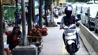 Aksi nekat pengendara sepeda motor ini tentunya bakal membahayakan pejalan kaki.