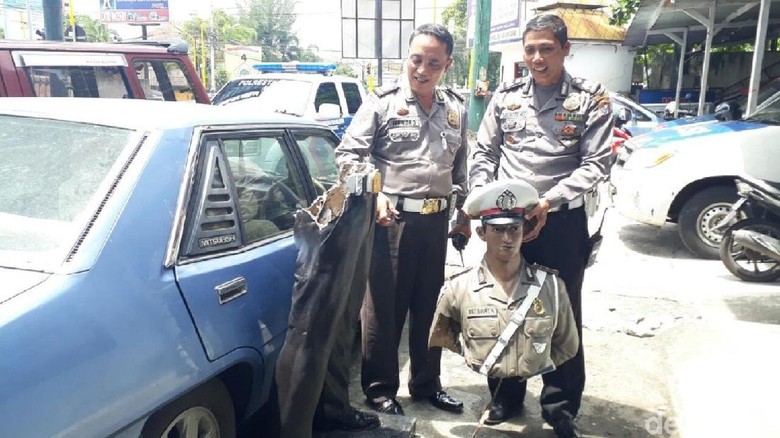 Patung Polisi di Yogya Dirusak Orang Tak Dikenal Patung Polisi di Yogya Dirusak Orang Tak Dikenal