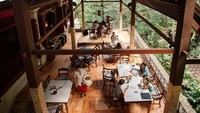 Serasa sedang di rumah. Restoran Casa Luna Ubud ini sajikan hidangan Indonesia dan Mediterania dengan suasana nyaman dan asri. Restoran ini juga membuka kelas memasak Indonesia lho! Foto: Instagram @casalunaubud