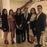 Merayakan malam pergantian tahun baru di Amerika Serikat bersama keluarganya, Liliana Tanoesodibjo bergaya serba hitam, termasuk clutch Hermes Kelly hitam seharga ratusan juta rupiah yang dibawanya. Foto: Instagram/liliana_tanoesoedibjo