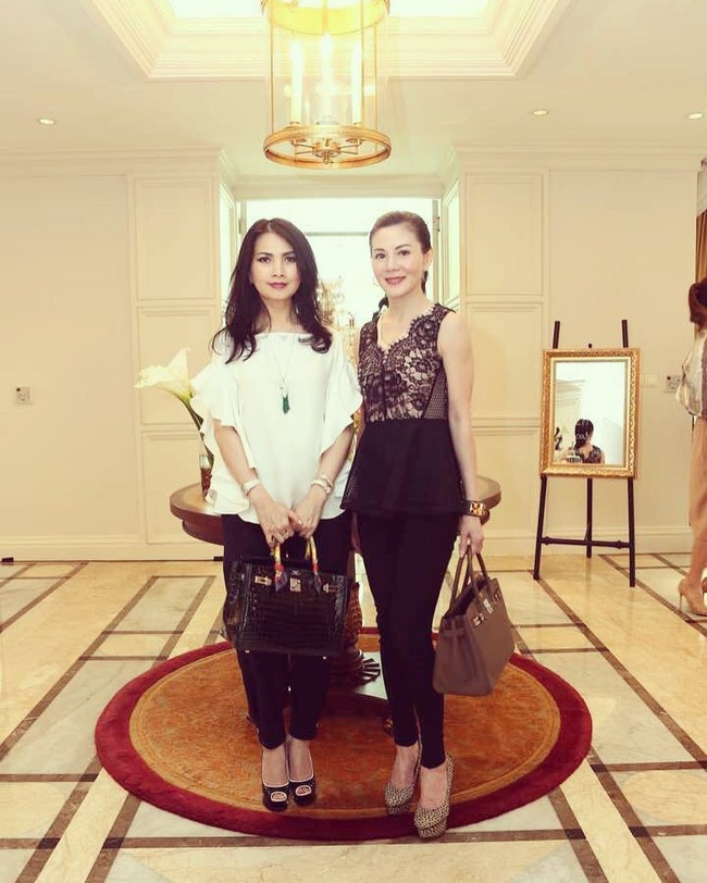 Memiliki latar belakang pendidikan fesyen dan kecantikan yang ditempuhnya di Kanada, tidak heran jika Liliana selalu memerhatikan gaya berbusananya. Untuk tampilannya yang monokrom ini, ibu lima anak itu melengkapi gayanya dengan tas Hermes Birkin Crocodile Porosus Lisse yang harganya mencapai US$ 148 ribu atau sekitar Rp 2 miliar. Foto: Instagram/liliana_tanoesoedibjo