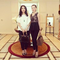 Memiliki latar belakang pendidikan fesyen dan kecantikan yang ditempuhnya di Kanada, tidak heran jika Liliana selalu memerhatikan gaya berbusananya. Untuk tampilannya yang monokrom ini, ibu lima anak itu melengkapi gayanya dengan tas Hermes Birkin Crocodile Porosus Lisse yang harganya mencapai US$ 148 ribu atau sekitar Rp 2 miliar. Foto: Instagram/liliana_tanoesoedibjo