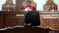 Menjatuhkan pidana atas terdakwa itu dengan pidana penjara selama 5 bulan 15 hari, ujar Ketua Majelis Hakim Aris Bawono membacakan surat putusan.