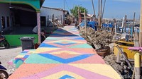 Proses pengecatan diawali dengan mengecat tanggul laut. Setelah itu baru ke rumah-rumah warga dan sarana-prasarana.