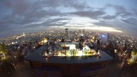 Yang ini adalah Vertigo and Moon Bar di Bangkok. Lokasinya ada di lantai 61 Banyan Tree Bangkok. Pantas saja pemandangan kotanya sekeren ini. Foto: Vertigo & Moon Bar