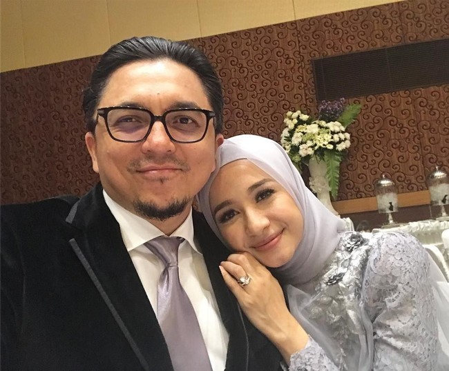 Pernikahan Laudya Cynthia Bella dengan pengusaha Malaysia, Engku Emran membuat baper penggemarnya. Apalagi Bella dan Emran menikah tanpa proses pacaran lama. Meski begitu keduanya terlihat serasi. Bella pun langsung dekat dengan putra Emran dan mantan istri dari suaminya itu, aktris Malaysia, Erra Fazira.  Foto: Instagram