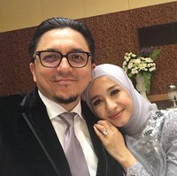 Pernikahan Laudya Cynthia Bella dengan pengusaha Malaysia, Engku Emran membuat baper penggemarnya. Apalagi Bella dan Emran menikah tanpa proses pacaran lama. Meski begitu keduanya terlihat serasi. Bella pun langsung dekat dengan putra Emran dan mantan istri dari suaminya itu, aktris Malaysia, Erra Fazira.  Foto: Instagram