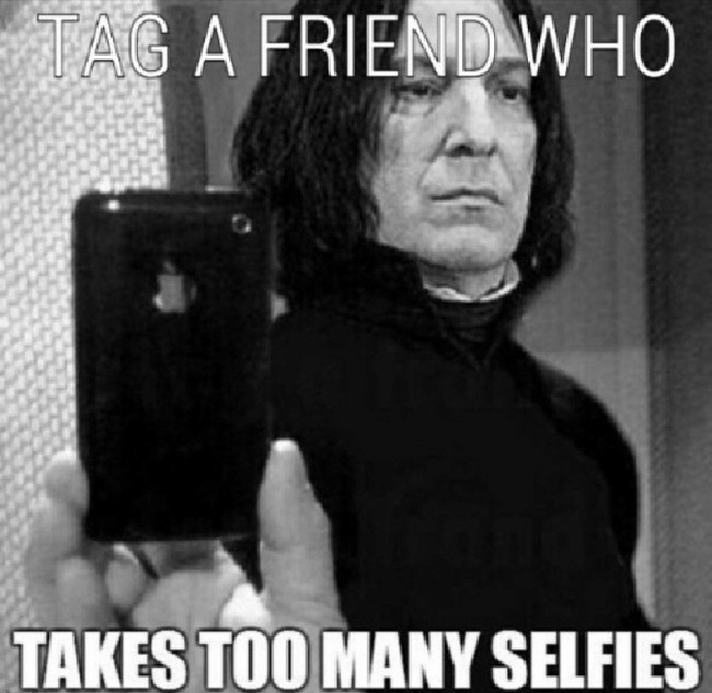 Ekspresi kamu saat lihat kelakuan teman yang doyan banget foto selfie di mana-mana. Foto: Istimewa