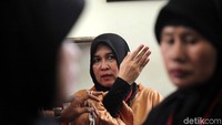Adapun Asma Dewi sebelumnya dituntut 2 tahun penjara dan membayar denda Rp 300 juta subsider 3 bulan penjara oleh jaksa penuntut umum.