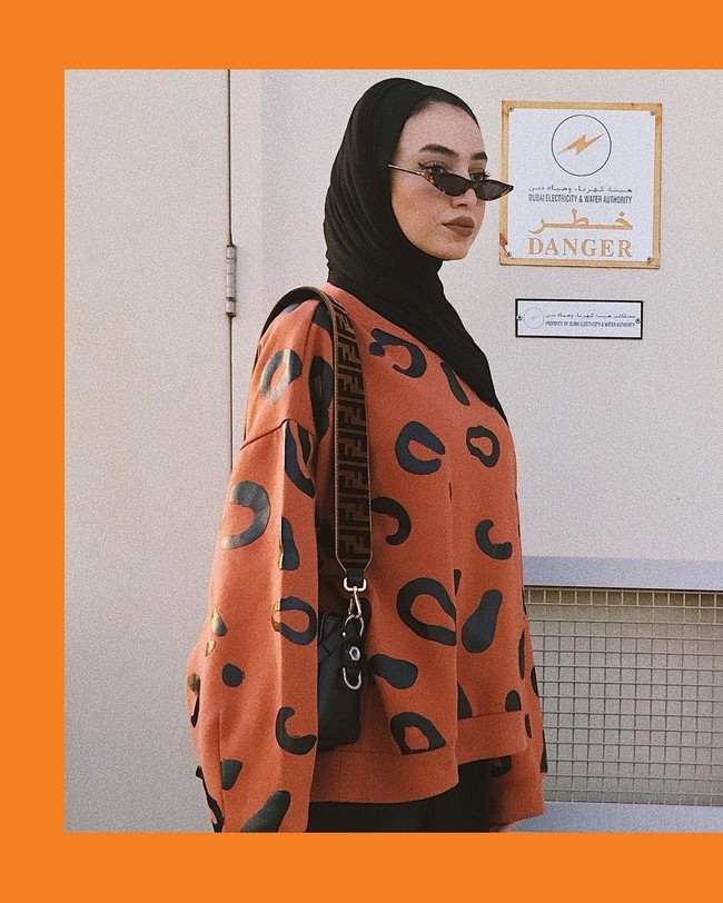 Fesyen hijab semakin mainstream. Tak hanya gaya feminin atau minimalis, kini banyak hijabers yang lebih berani menujukkan karakternya yang unik. Salah satu gaya yang sedang tren adalah gaya street wear SWAG. Foto: Instagram