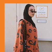Fesyen hijab semakin mainstream. Tak hanya gaya feminin atau minimalis, kini banyak hijabers yang lebih berani menujukkan karakternya yang unik. Salah satu gaya yang sedang tren adalah gaya street wear SWAG. Foto: Instagram