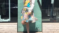 Foto ini membuktikan kalau si cantik Raline Shah juga menyukai es krim. Duh, es krimnya jadi tambah manis deh kalau ditambah senyuman pemain film berbakat ini. Foto: Instagram @ralineshah