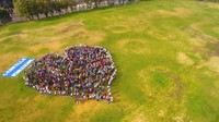 Para pelajar membentuk simbol hati ini untuk protes aturan kepemilikan senjata api serta kekerasan terhadap senjata api ke pelajar (Foto: Instagram @VISITVENTURA/via REUTERS)