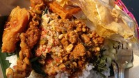 Ngiler? Hayo jangan lupa baca doa sebelum makan. Nasi pecel dengan paduan sate usus sudah pasti bikin sarapan makin enak! Foto: Instagram @mangan_mangan_