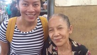 Ini pose Dee bersama Mbah Tuginem yang berjualan makanan di Pasar Gede. Dee memuji kecantikan alami Mbah Tuginem meski sudah berusia 72 tahun. Foto: Instagram deelestari