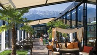 Kalau ke Austria, sempatkan mampir ke bar The 5th Floor ya! Bar dengan iringan musik jazz ini punya pemandangan pegunungan Alpen yang bikin takjub. Foto: American Bar/Penz Hotel