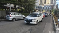 Pengendara mobil, Olivia Beatrix, menabrak anggota Satuan Lalu Lintas Jakarta Barat Aiptu Hendeli. Akibatnya, Hendeli mengalami luka ringan di kaki.