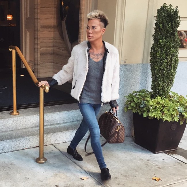 Jonny juga kecanduan makeup. Dia mengatakan tidak akan keluar rumah kalau belum pakai makeup, karena tidak ingin terlihat seperti orang kebanyakan. Foto: Instagram/@jonathandylan