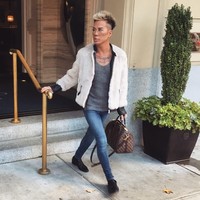 Jonny juga kecanduan makeup. Dia mengatakan tidak akan keluar rumah kalau belum pakai makeup, karena tidak ingin terlihat seperti orang kebanyakan. Foto: Instagram/@jonathandylan