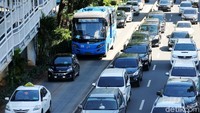 Kendaraan melintasi jalur khusus TransJakarta Koridor 1 di Jalan Sudirman, Jakarta, Kamis (15/3/2018).