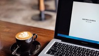 Satu lagi bukti Dee suka menulis sambil minum kopi. Ketika menamatkan draf pertama Aroma Karsa, ia ditemani secangkir kopi buatan Fiordelatte. Foto: Instagram deelestari