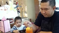Nah kalau ini waktunya quality time bapak dan anak lelakinya. Pak Dendy asyik menikmati minuman dingin. Segar! Foto: Instagram @oviekwie_nyoklat_klasik