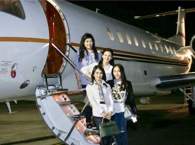 Naik pesawat jet pribadi untuk pergi ke Surabaya bersama teman-temannya, Liliana Tanoesoedibjo membawa tas Hermes Kelly Emeruade Emerald Crocodile Palladium seharga US$ 63.300 atau sekitar Rp 870 juta. Foto: Instagram/liliana_tanoesoedibjo