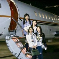 Naik pesawat jet pribadi untuk pergi ke Surabaya bersama teman-temannya, Liliana Tanoesoedibjo membawa tas Hermes Kelly Emeruade Emerald Crocodile Palladium seharga US$ 63.300 atau sekitar Rp 870 juta. Foto: Instagram/liliana_tanoesoedibjo
