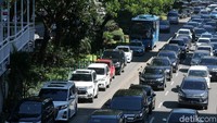 Akibat diserobot kendaraan pribadi, Bus TransJakarta pun ikut terkena macet.