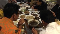 Seru banget nih makan malam bersama pengurus Partai Golkar se-Provinsi Selawesi Tengah. Menunya ada nasi goreng. Enak ya pak? Foto: Instagram @s.novanto