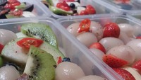 Tak kalah segar, asinan ini tampil lebih elegan. Campuran buahnya mewah, mulai dari kiwi, stroberi sampai anggur. Foto: Instagram asinan_nonanona