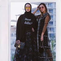 Ia pun tak jarang tampil mengenakan rok tigaperempat dipadukan dengan legging. Agar tetap bergaya SWAG, ia padukan rok tersebut dengan oversized sweater. Foto: Instagram