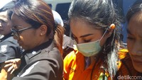 Tak seperti sebelumnya yang kerap nampak ceria, ia tampak bungkam tiada senyum yang terlihat di raut wajahnya. Foto: Jennifer Dunn tiba di Kejari Jaksel. (Taufik-detikcom)